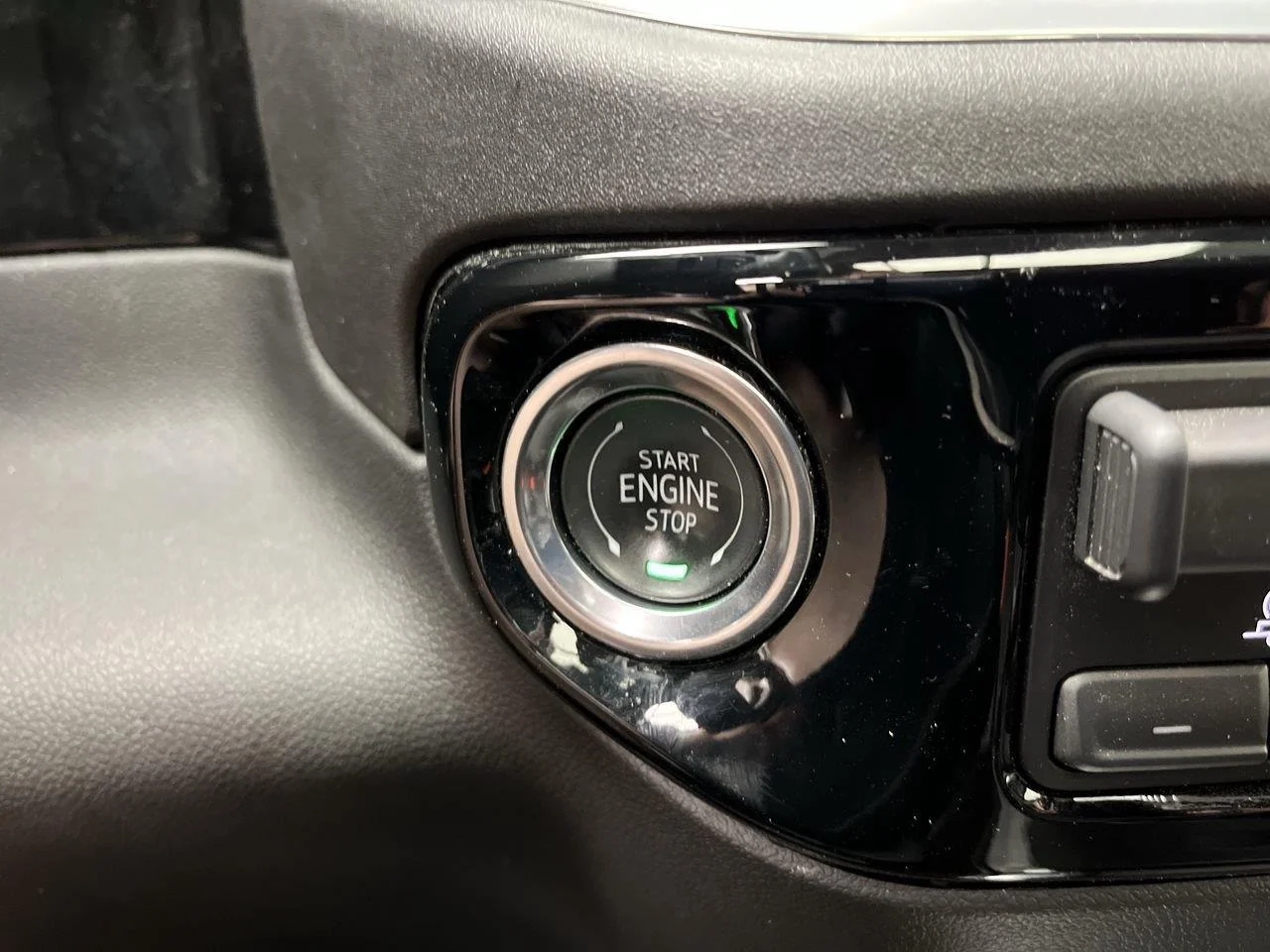 Used 2025 Sterling Metallic GMC Elevation image 23