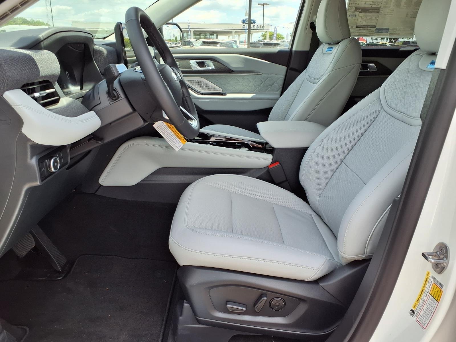 New 2026 Star White Metallic Tri-Coat Ford Platinum™ image 20