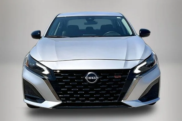 Used 2024 Silver Nissan 2.5 SR image 3