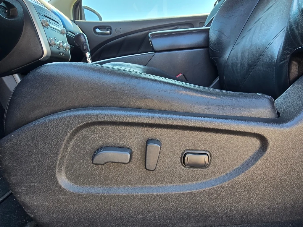 Used 2011 Merlot Metallic Nissan Base image 14