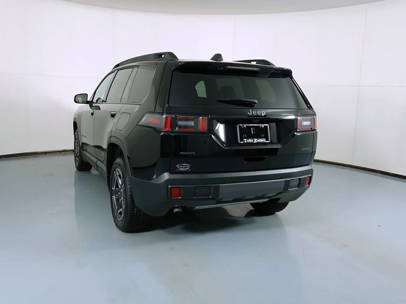 New 2026 Diamond Black Crystal Pearl-Coat Exterior Paint Jeep Laredo image 7