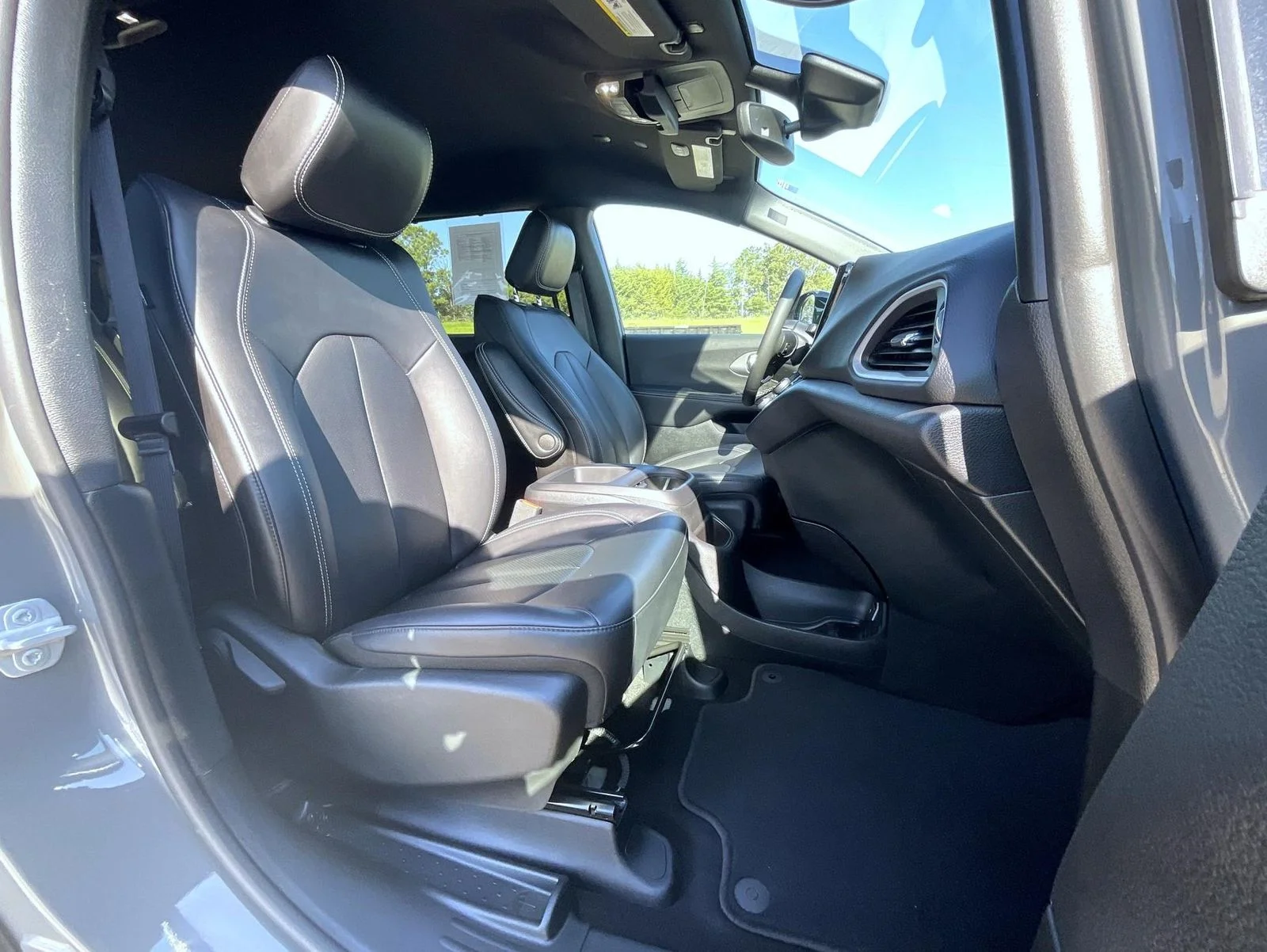 Used 2025 White Chrysler Select image 16
