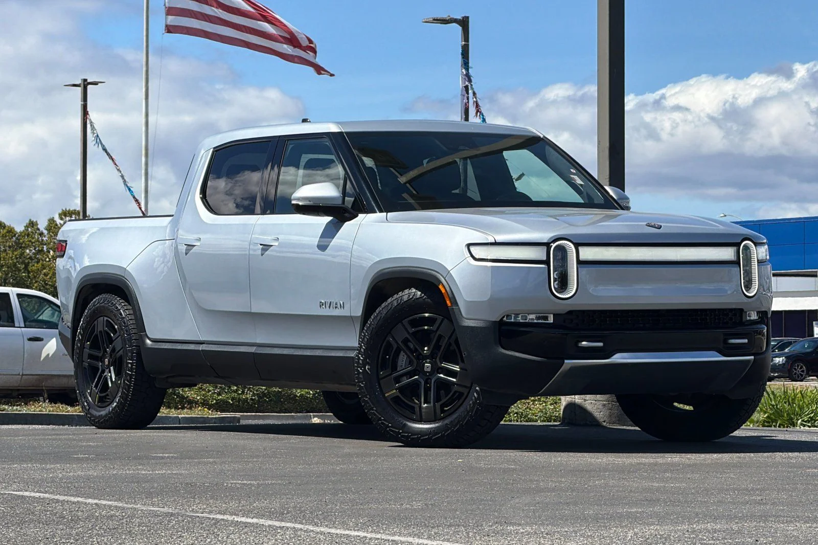 Used 2023  Rivian Adventure image 2