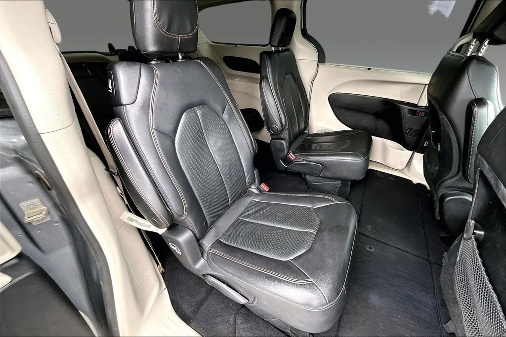 Used 2020 Billet Silver Metallic Clearcoat Chrysler Touring L image 16