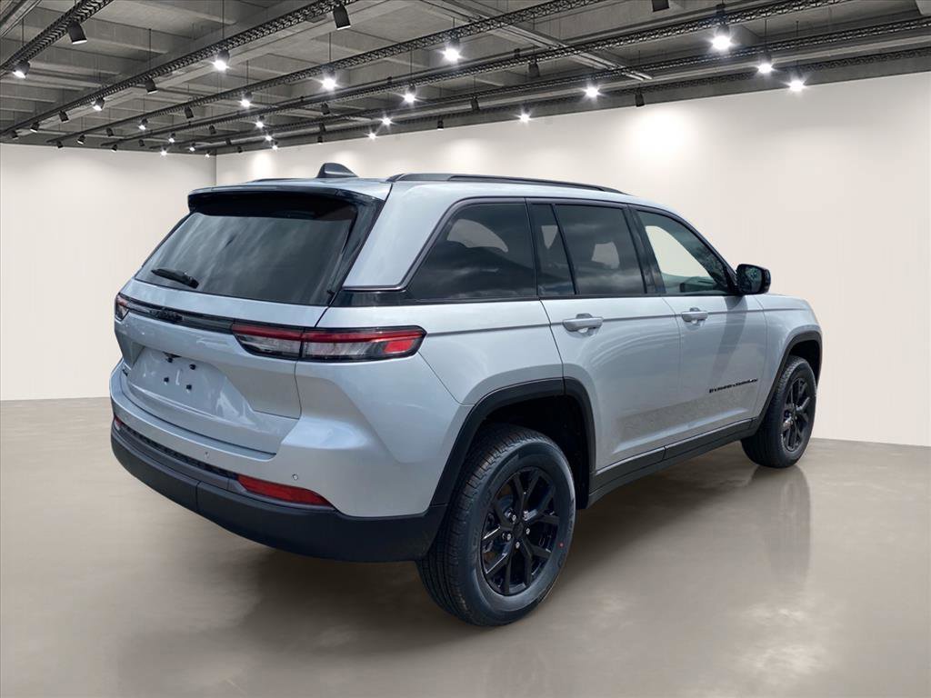 New 2026 Silver Zynith Exterior Paint Jeep Laredo Altitude image 4