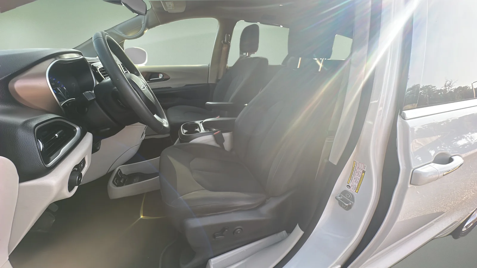 Used 2018 White Chrysler Touring Plus image 17