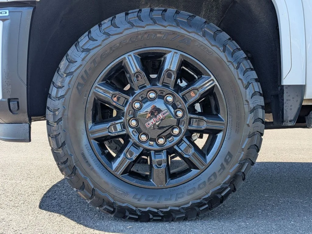 Used 2025 Summit White GMC AT4 image 25