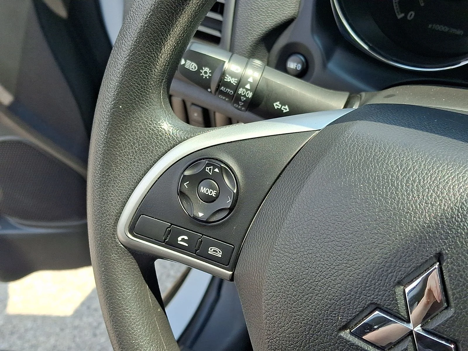 Used 2025 White Mitsubishi 2.0 ES image 19