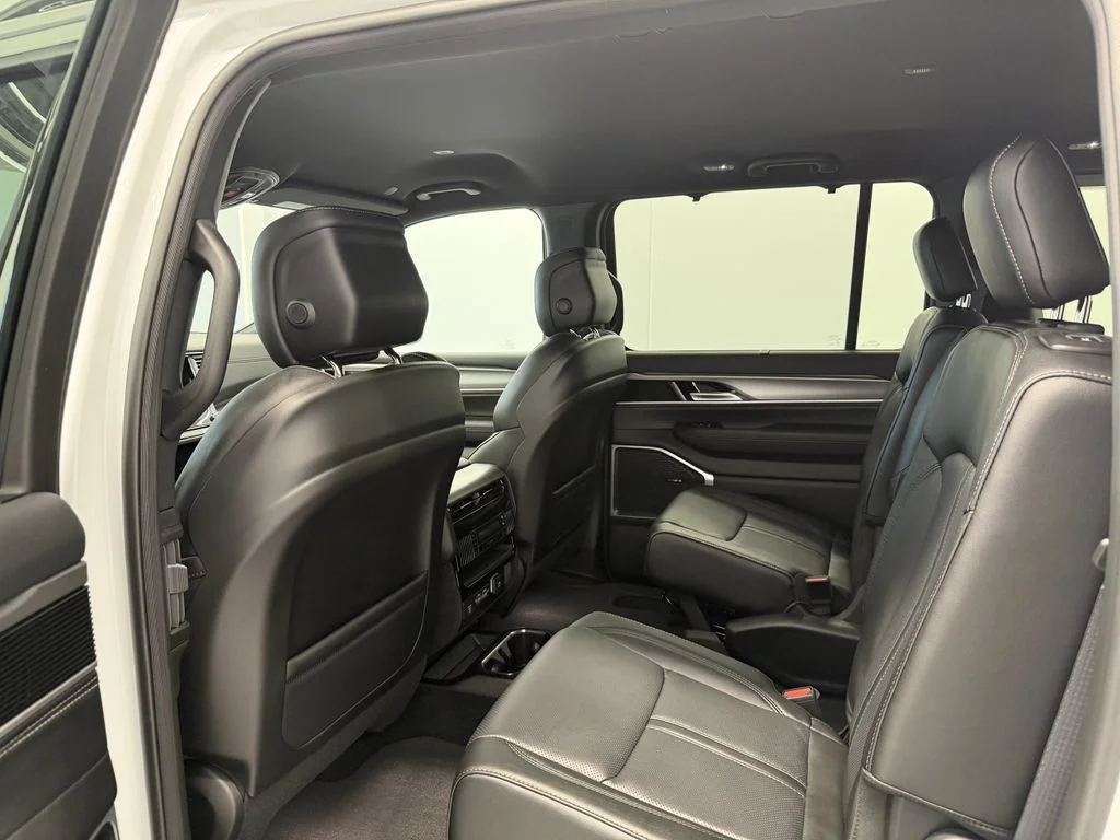 New 2026 Bright White Clear-Coat Exterior Paint Jeep Limited Altitude image 18