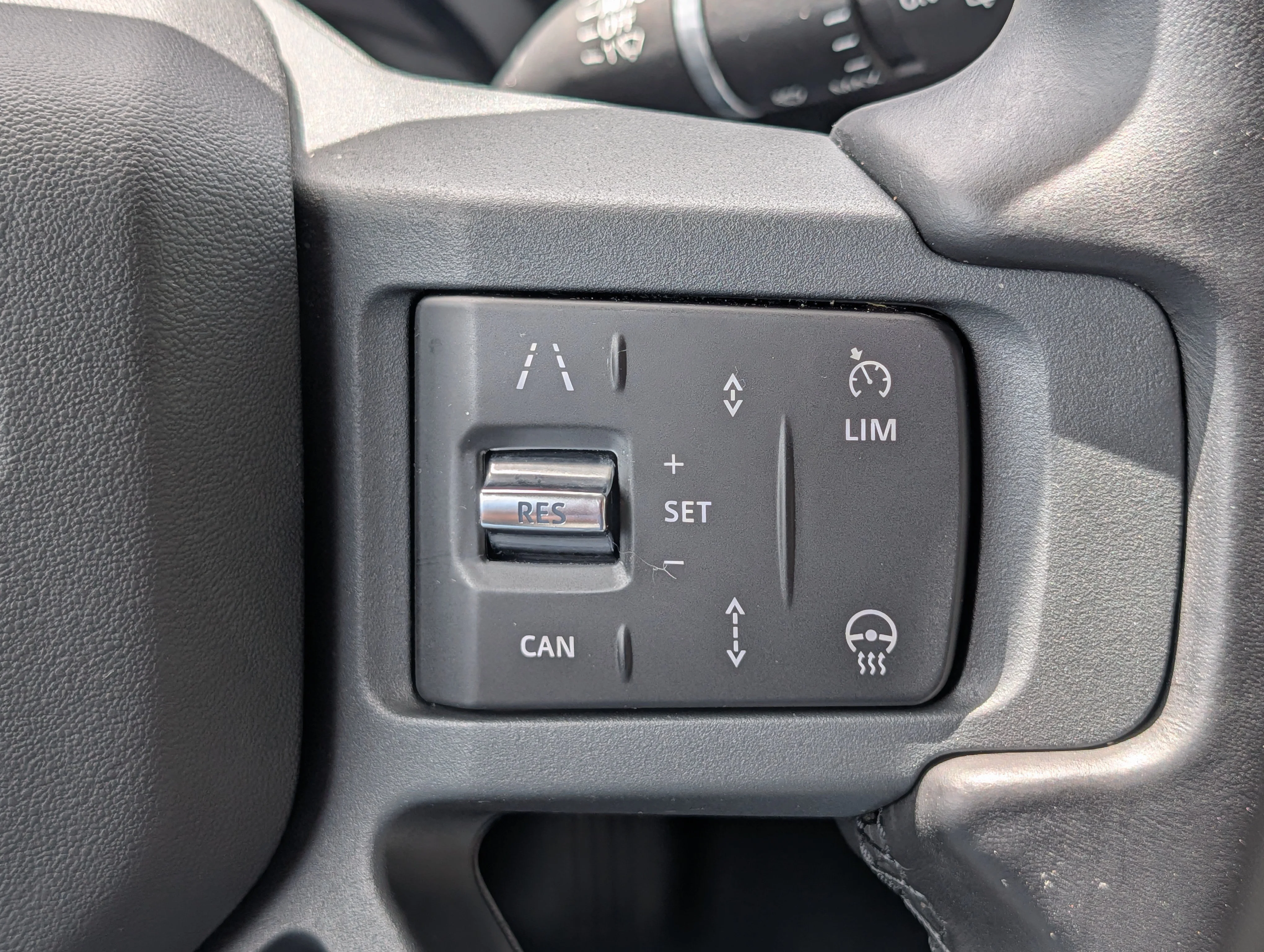 Used 2024 Tasman Blue Metallic Land Rover X-Dynamic SE image 30