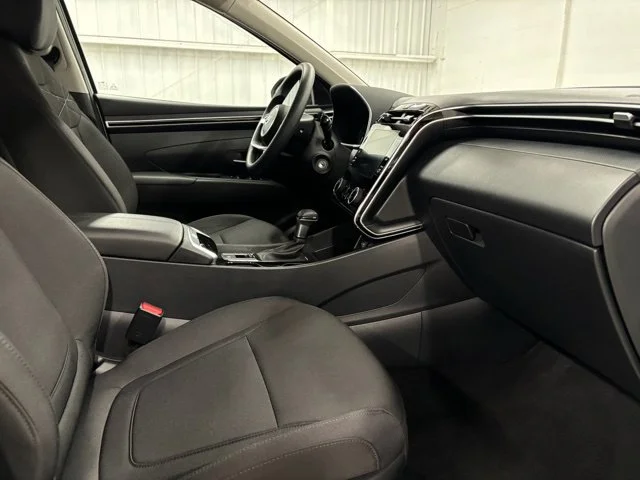 Used 2023 White Hyundai SE image 19