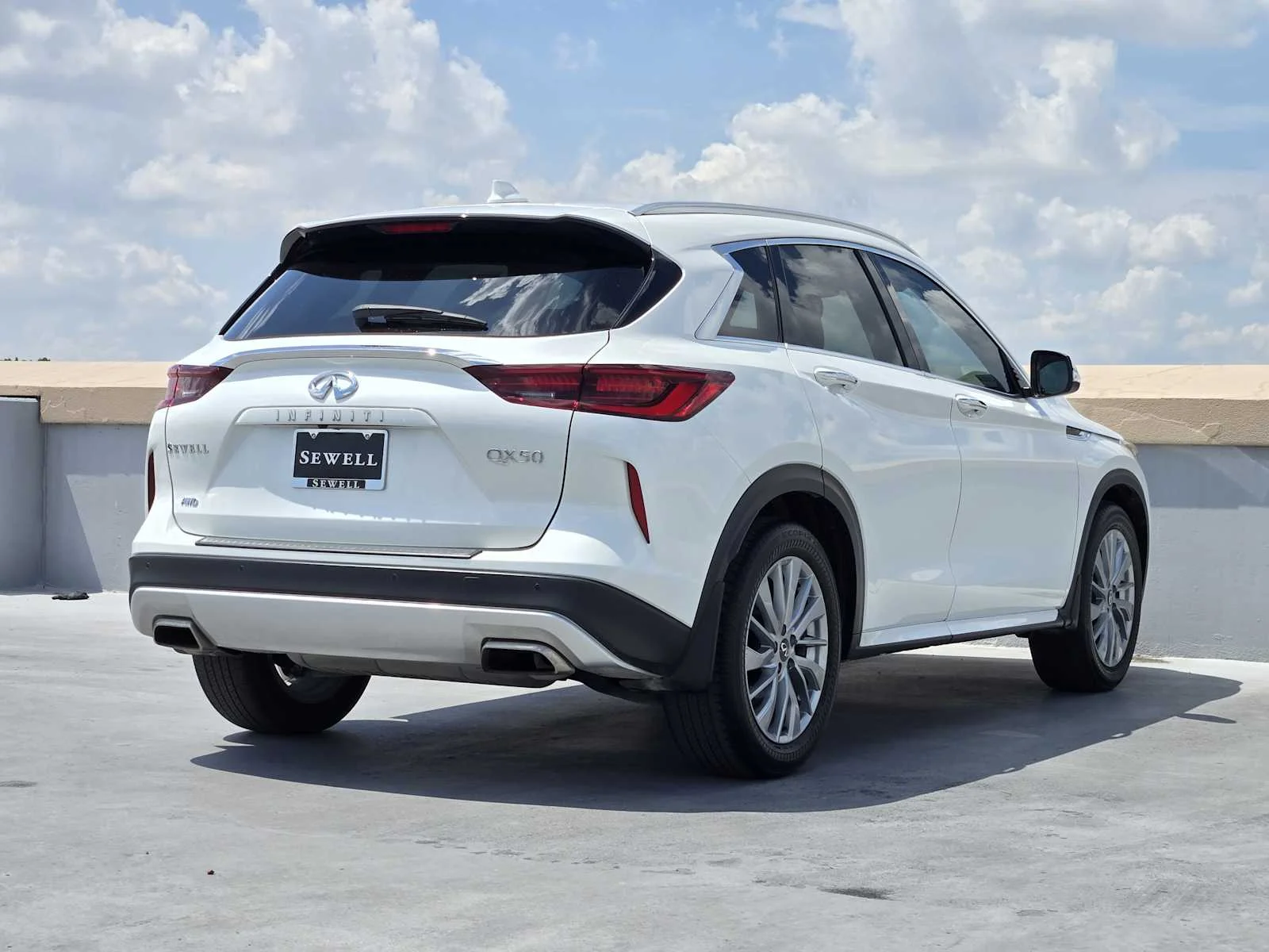 Certified Used 2024 Radiant White INFINITI LUXE image 7