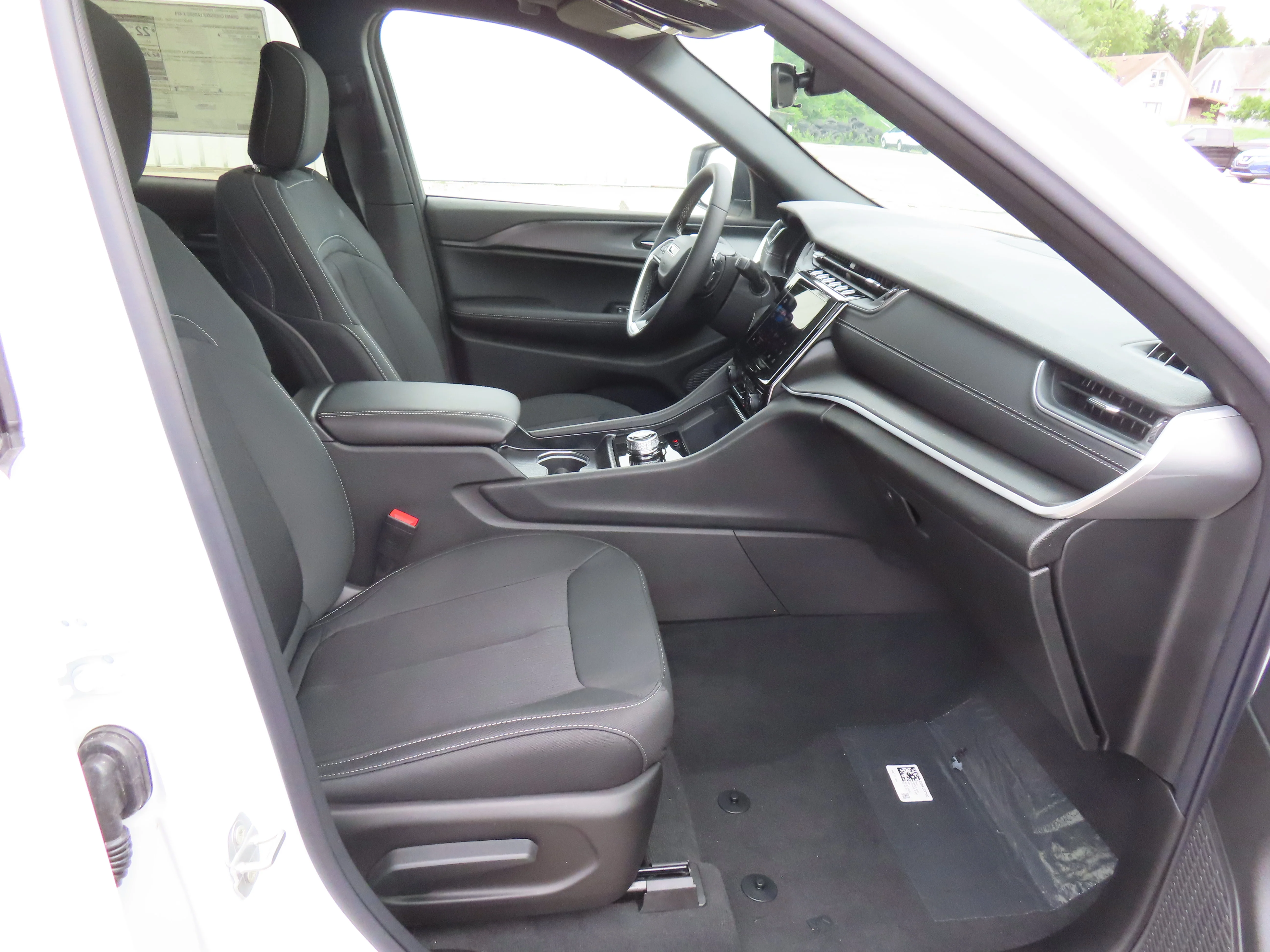 New 2026 Bright White Clear-Coat Exterior Paint Jeep Laredo X image 8