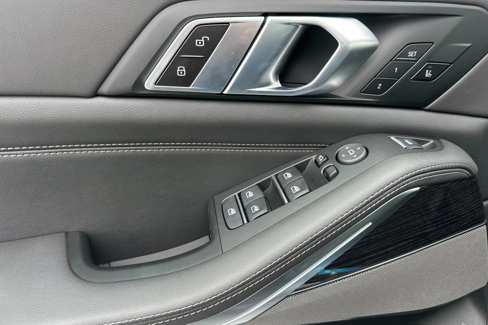 New 2026 Carbon Black Metallic BMW xDrive50e image 10