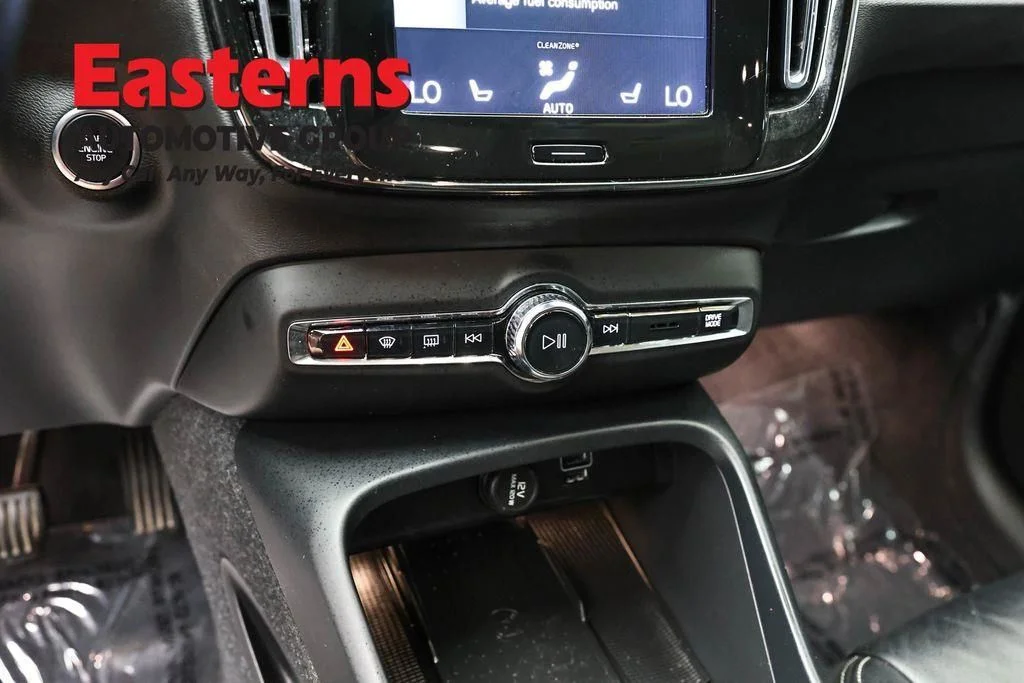 Used 2022 White Volvo Momentum image 20