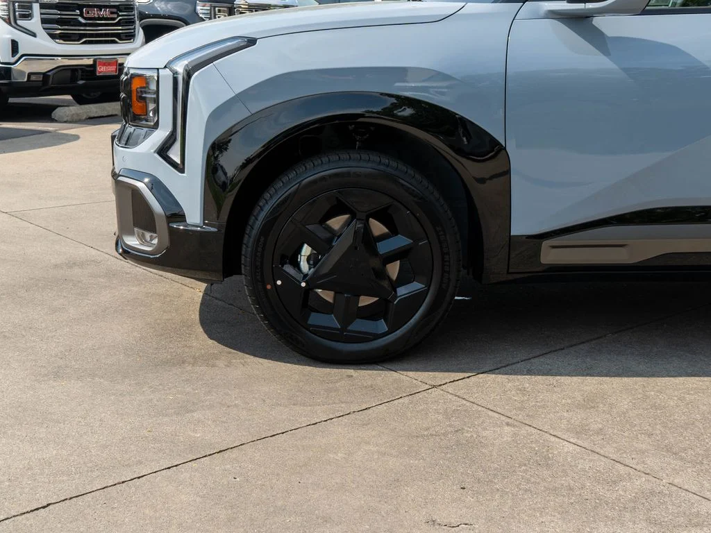 New 2027 Pale Gray Kia X-Line S image 30