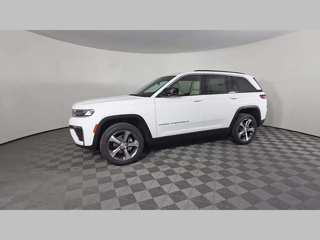 New 2026 Bright White Clear-Coat Exterior Paint Jeep Limited image 38