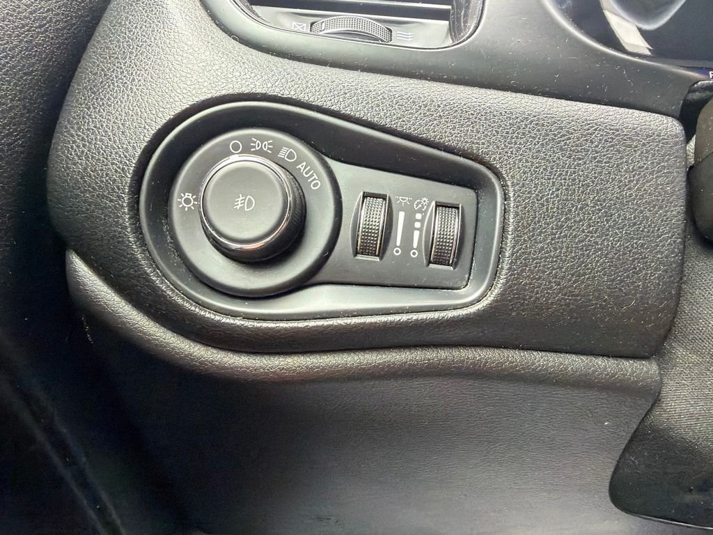 Used 2020 Blue Jeep Latitude image 19