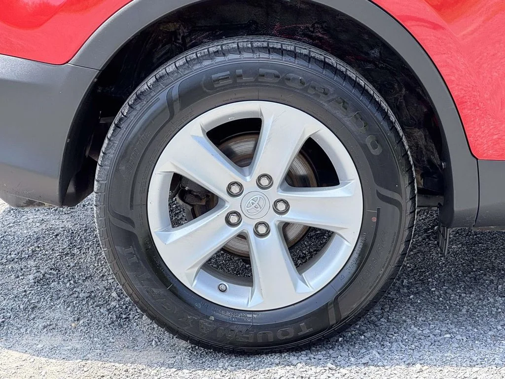 Used 2014 Red Toyota XLE image 12