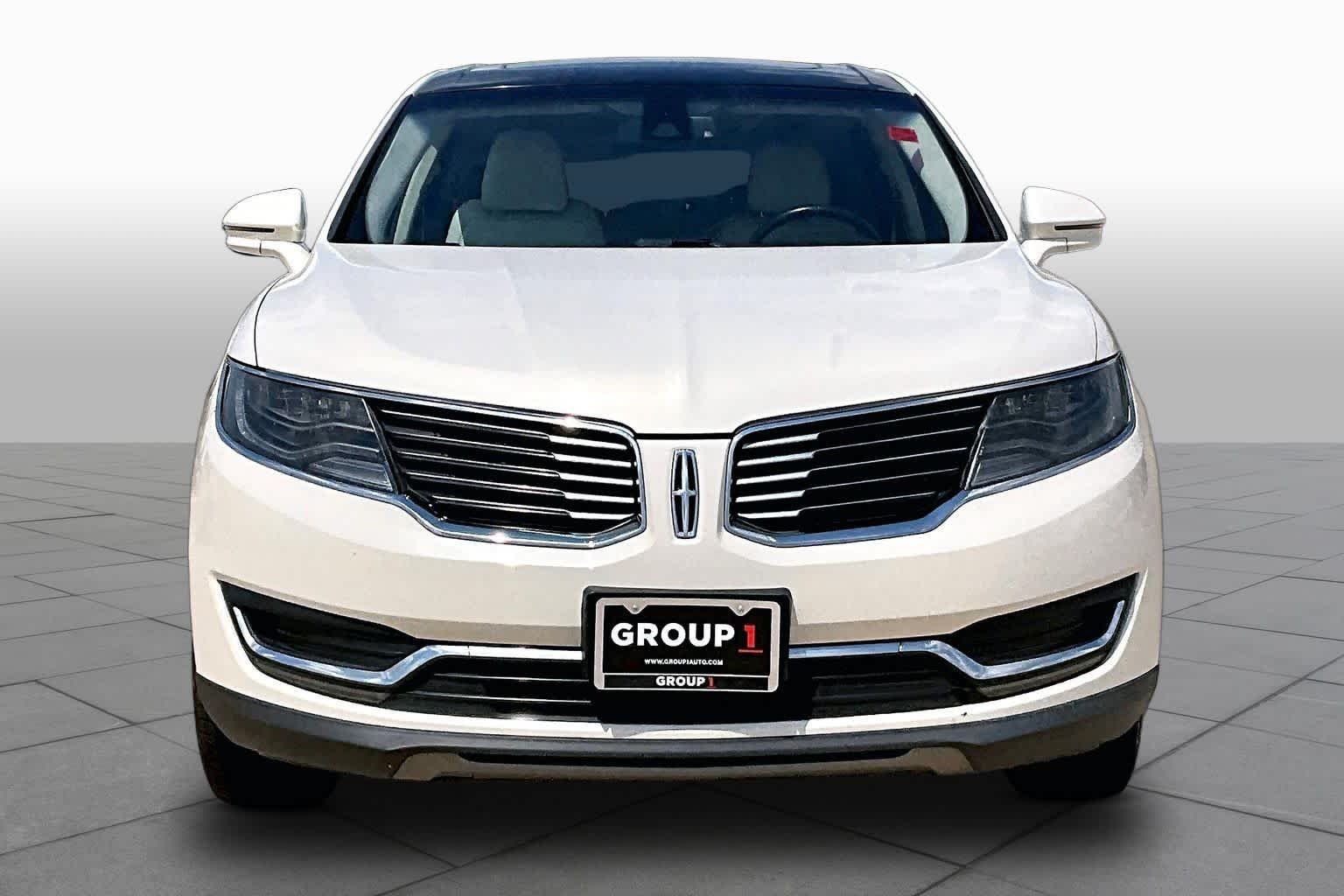 Used 2016 Confidential White 3C (Tri-Coat) Lincoln Black Label image 4