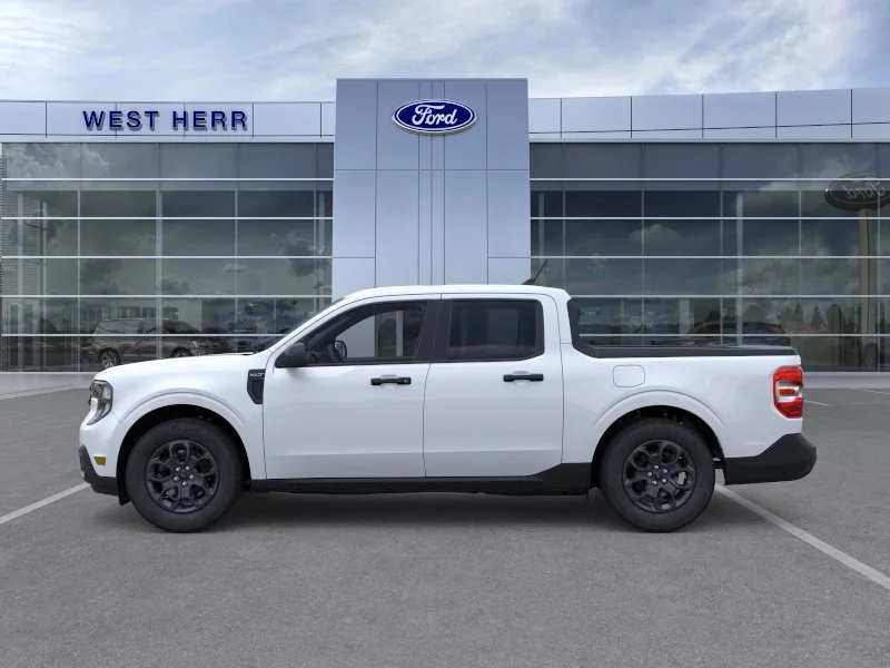 New 2025 Space White Metallic Ford XLT image 3