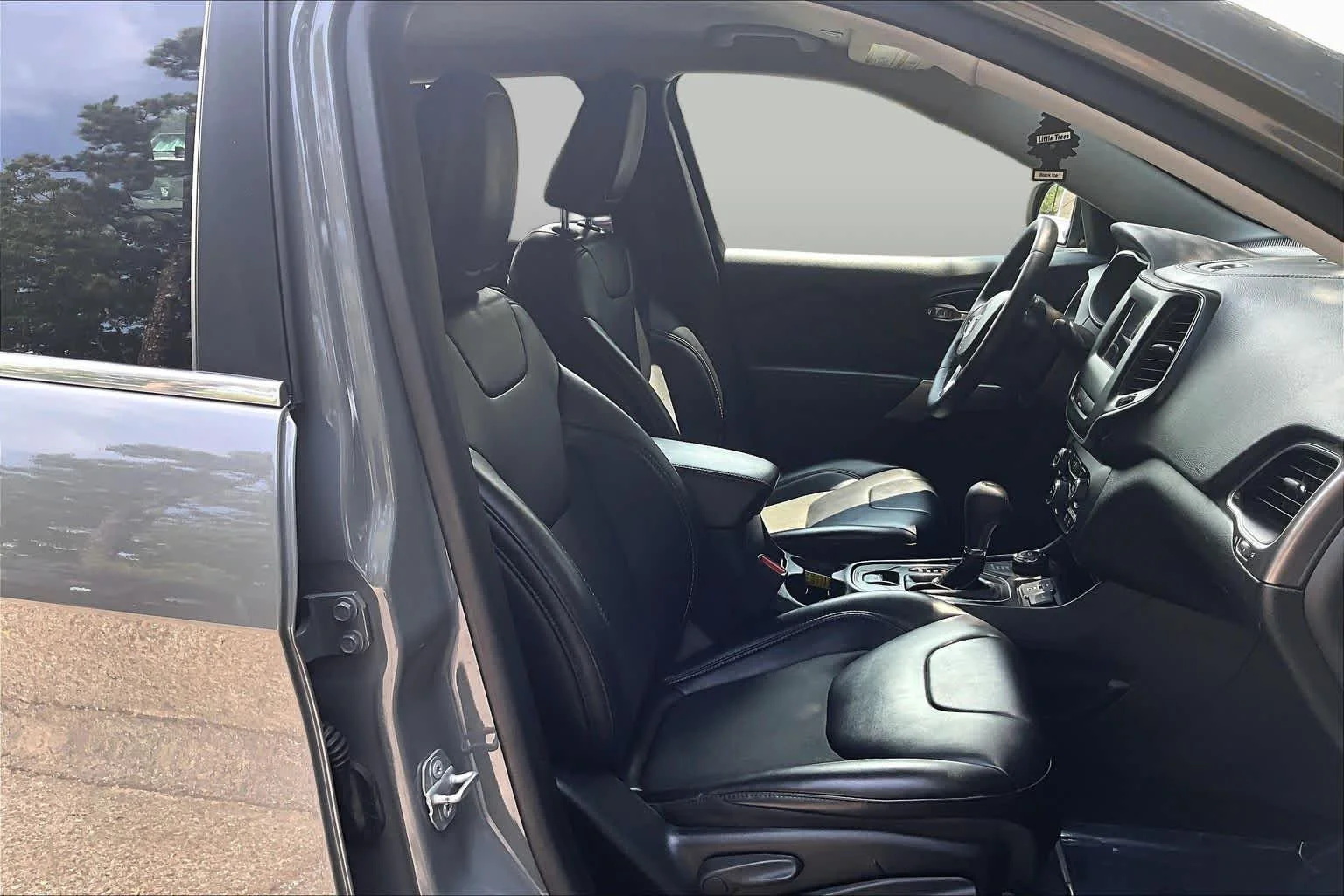 Used 2019 Sting-Gray Clearcoat Jeep Latitude Plus image 8