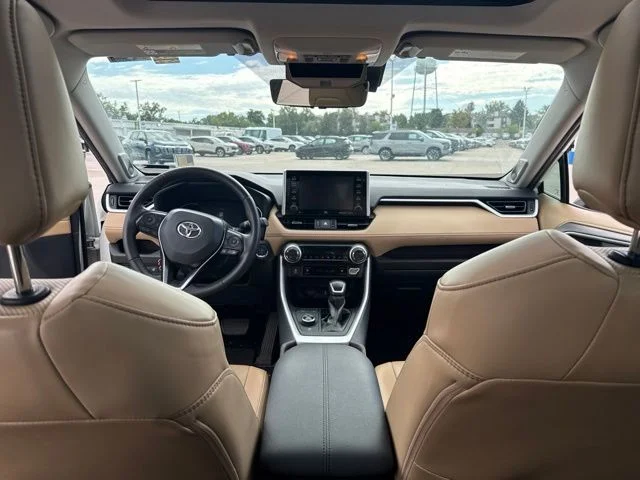 Used 2021  Toyota Limited image 13
