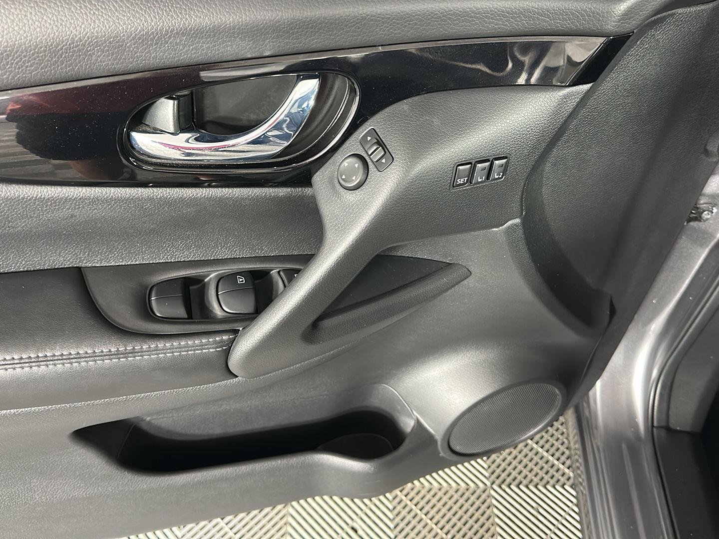 Used 2022 Gun Metallic Nissan SL image 18