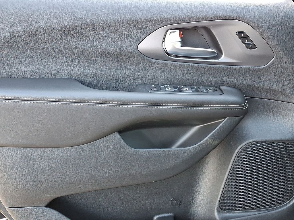 New 2026 Diamond Black Crystal Pearl-Coat Exterior Paint Chrysler Select image 9