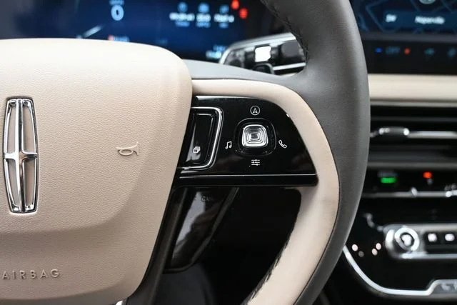 Used 2023 Pristine White Lincoln Standard image 14