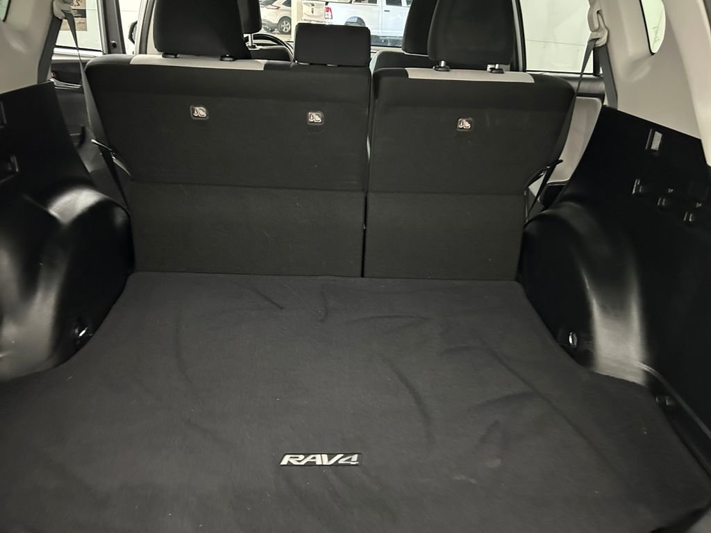 Used 2018 Silver Toyota XLE image 28