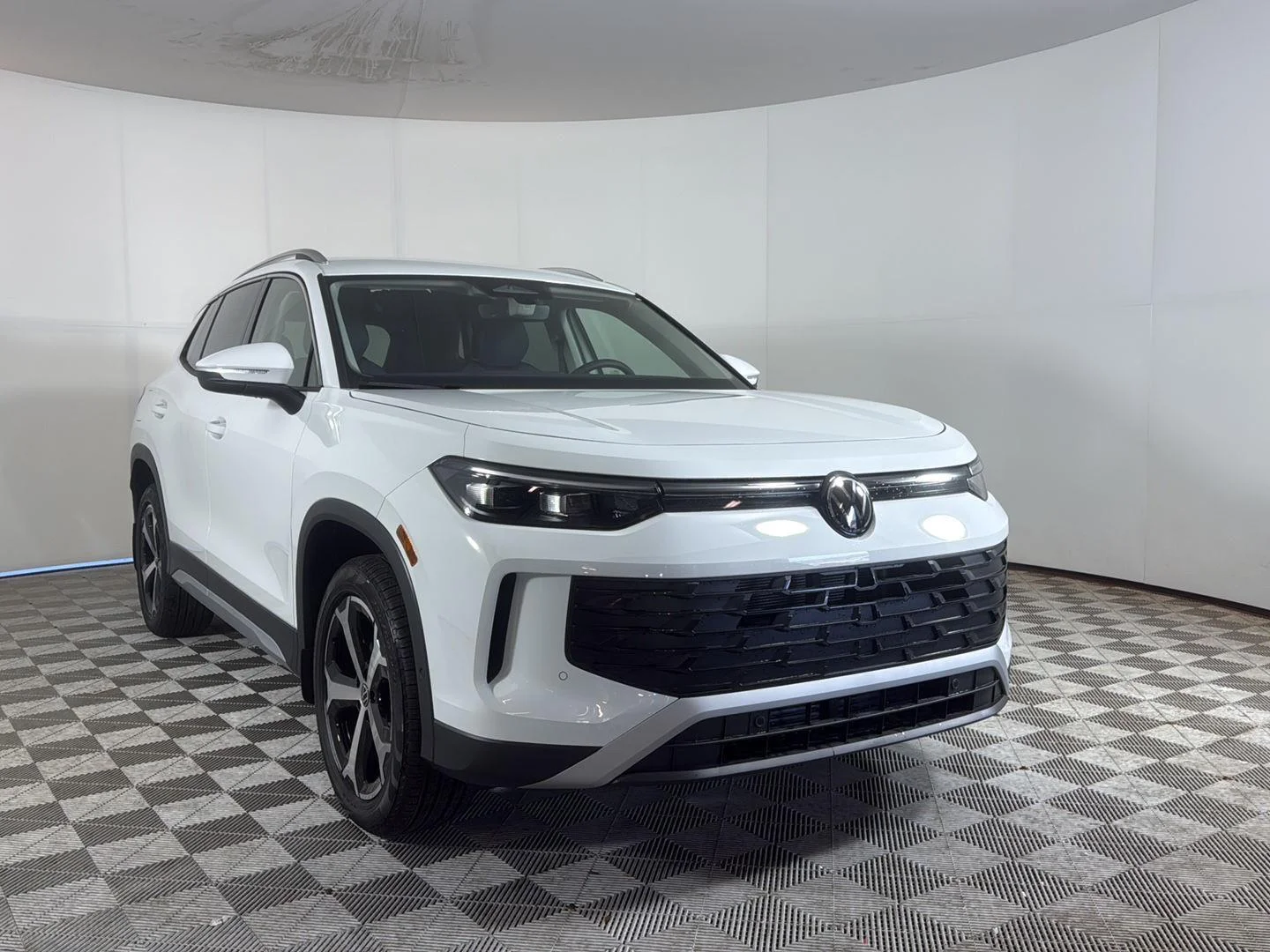 New 2026 pure white Volkswagen SE image 1