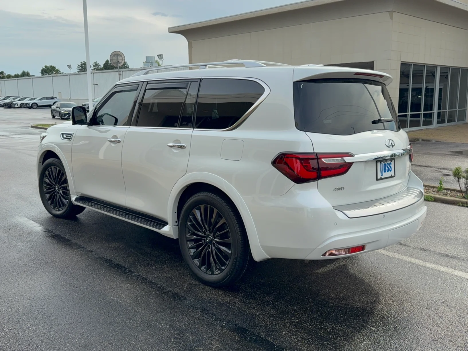 Used 2023 Moonstone White INFINITI Sensory image 6