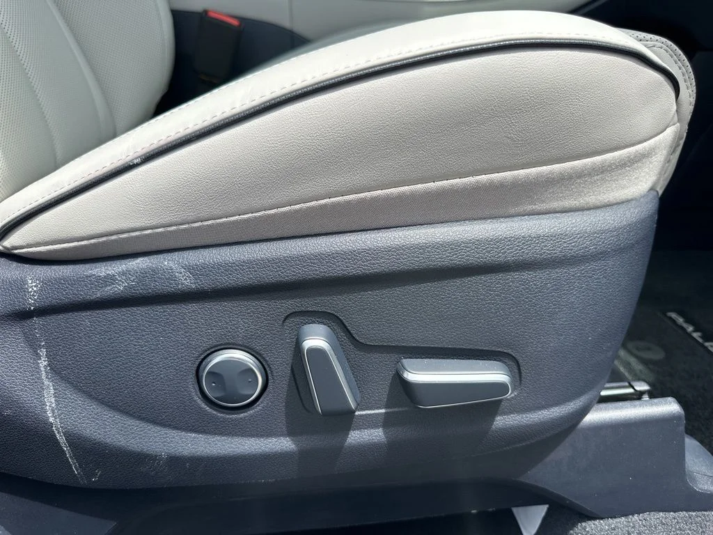 Used 2025 White Hyundai Calligraphy image 26