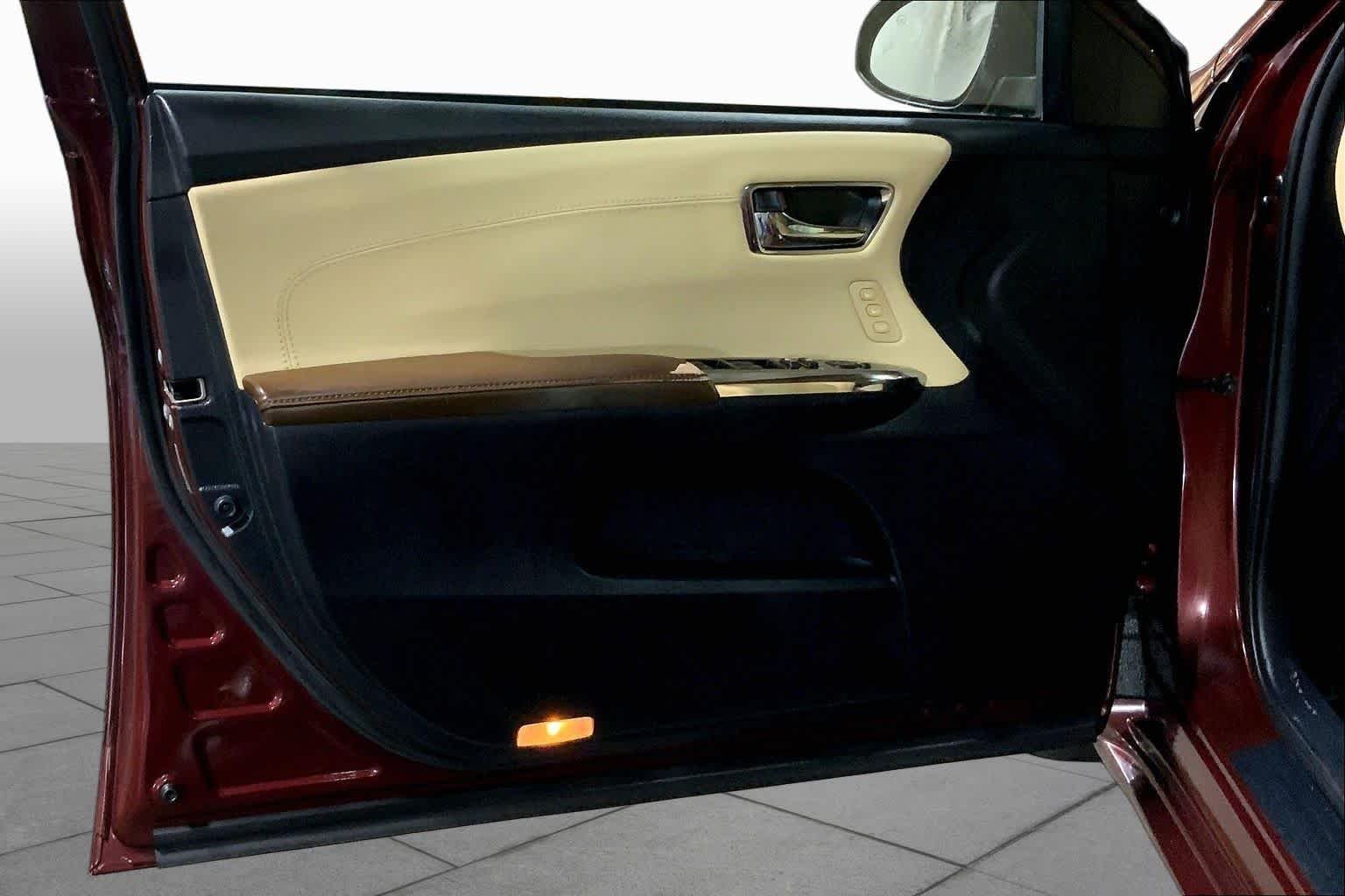 Used 2015 Ooh La La Rouge Mica Toyota XLE Touring image 22