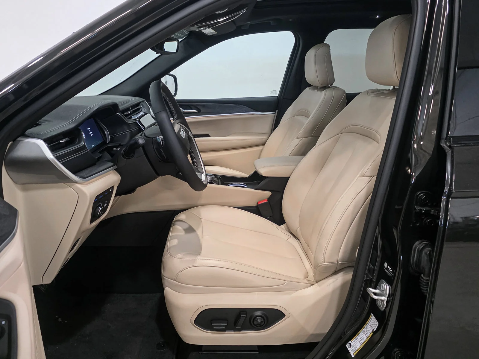 Used 2024 Rocky Mountain Pearlcoat Jeep 4xe image 20
