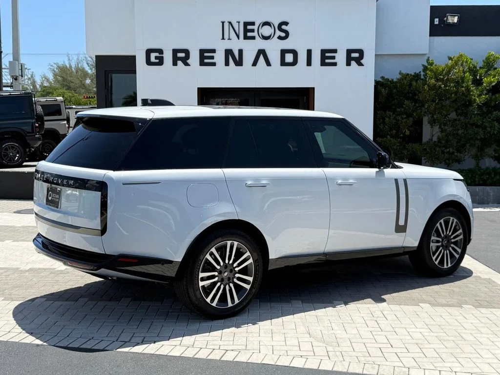 Used 2024 Fuji White Land Rover SE image 3