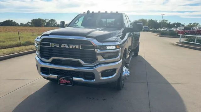 New 2026 Diamond Black Crystal Pearl-Coat Exterior Paint RAM Tradesman image 4