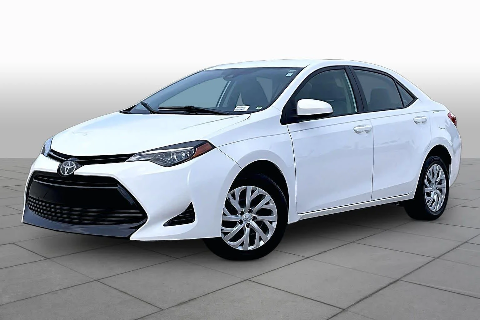 Used 2018 Toyota Corolla LE with VIN 5YFBURHE0JP771910 for sale in Harvey, LA