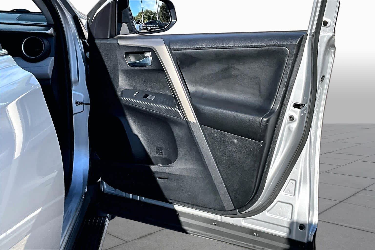 Used 2015 Classic Silver Metallic Toyota XLE image 22