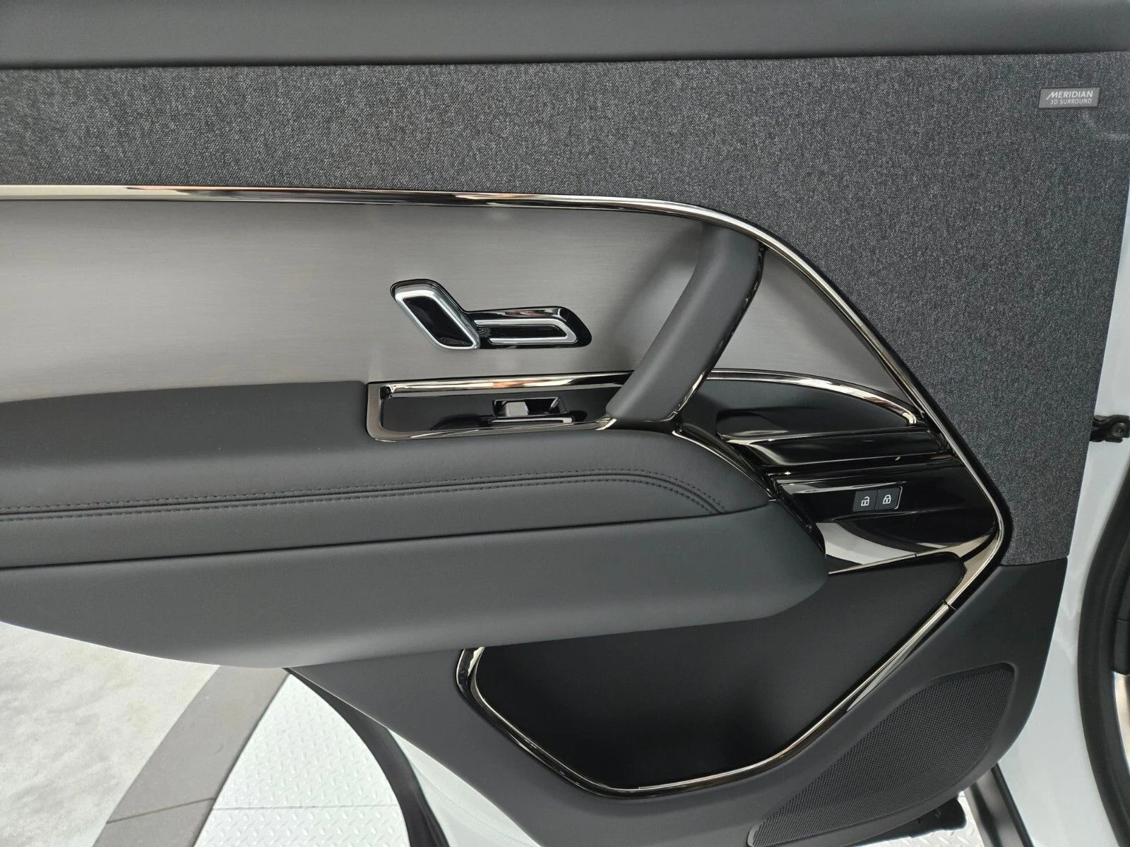 New 2026 Fuji White Land Rover Dynamic SE image 19