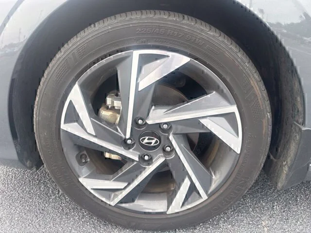 Used 2025 Gray Hyundai SEL Sport image 12