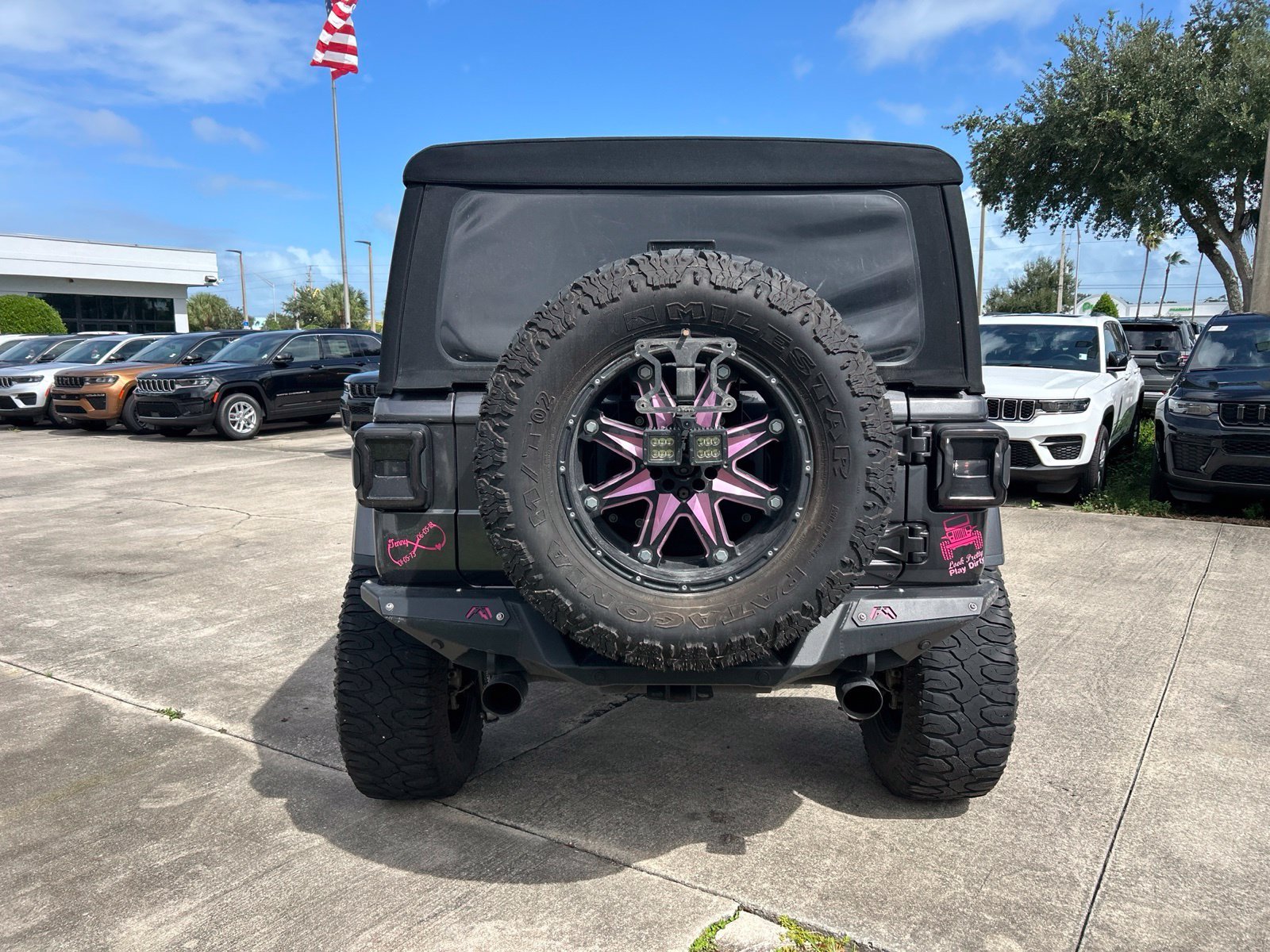 Used 2018 Gray Jeep Unlimited Sahara image 4