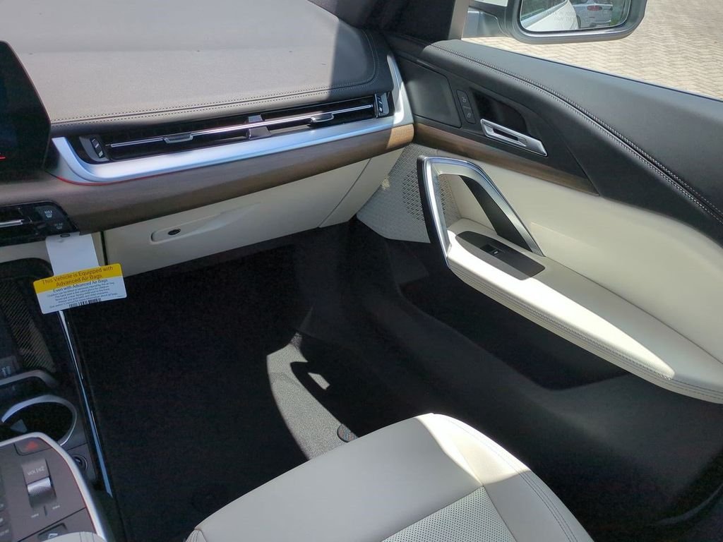 New 2027 Alpine White BMW xDrive28i image 17