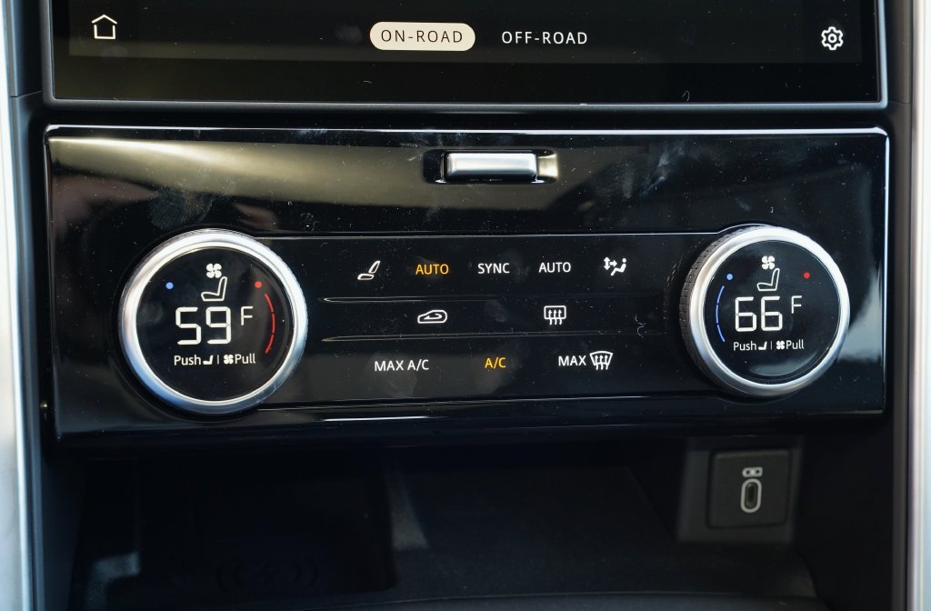 New 2026 Fuji White Land Rover Dynamic SE image 25