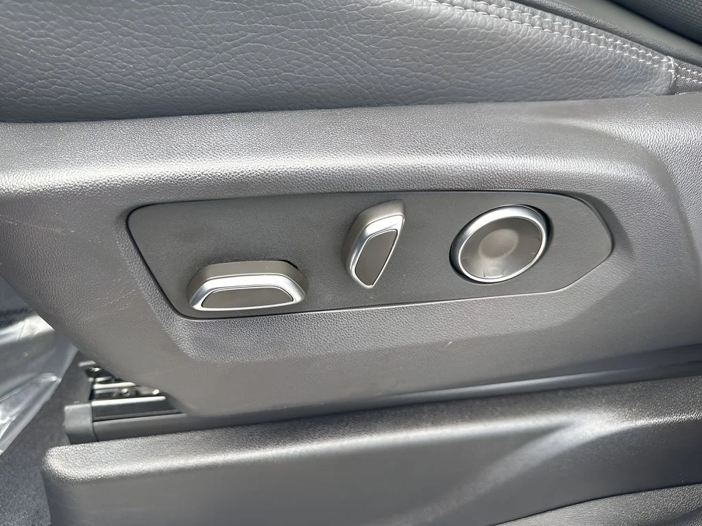 Used 2025 Silver GMC Denali image 10