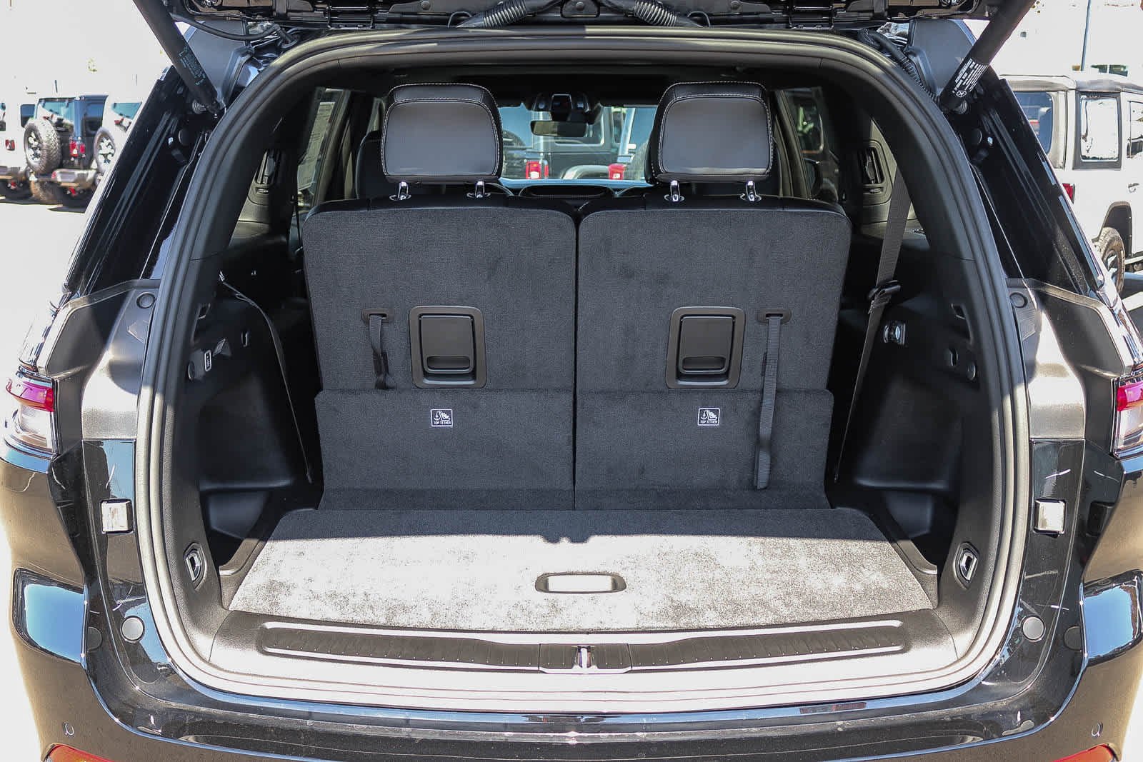 New 2027 High-Gloss Black Paint Jeep Laredo Altitude image 12