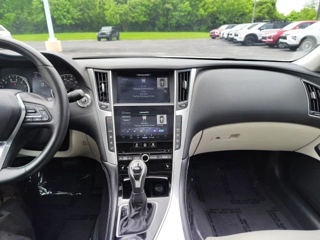 Used 2022 White INFINITI LUXE image 18