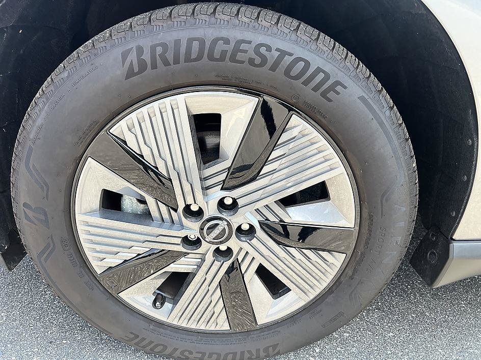 Certified Used 2025 Gun Metallic Nissan SL image 9