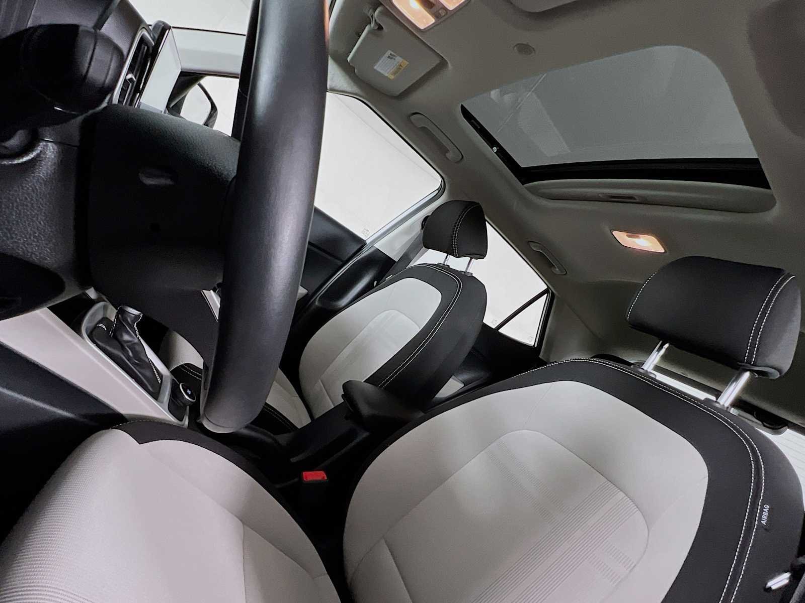 Used 2025 Lunar White Hyundai SEL image 21